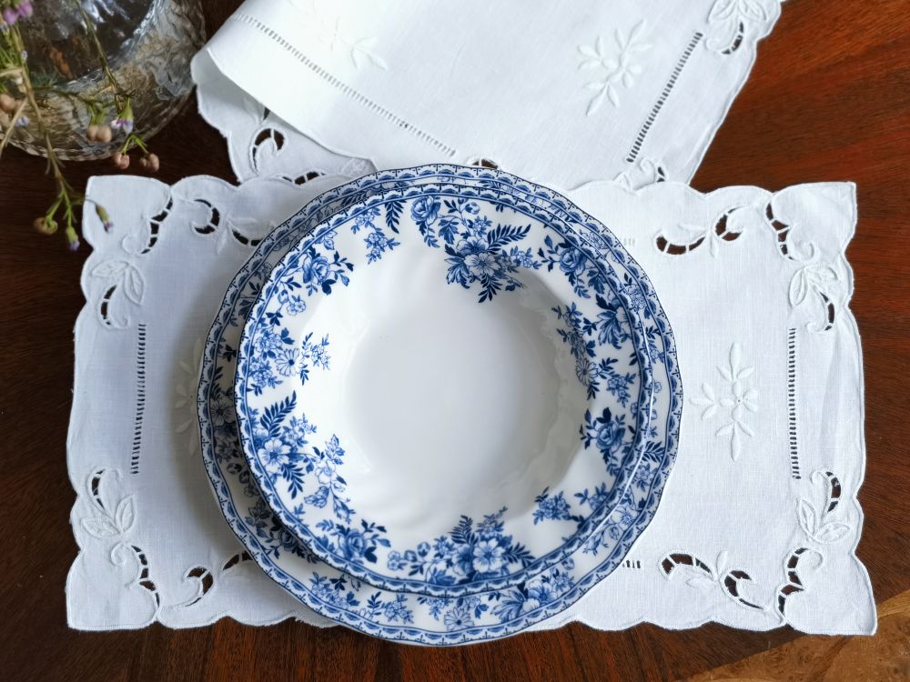 @Camellia Casa Handmade Embroi - Linen Table Runner 评论和价格