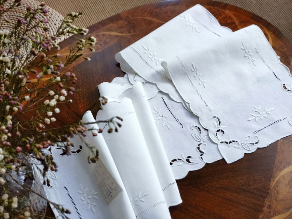 @Camellia Casa Handmade Embroi - Linen Table Runner 评论和价格