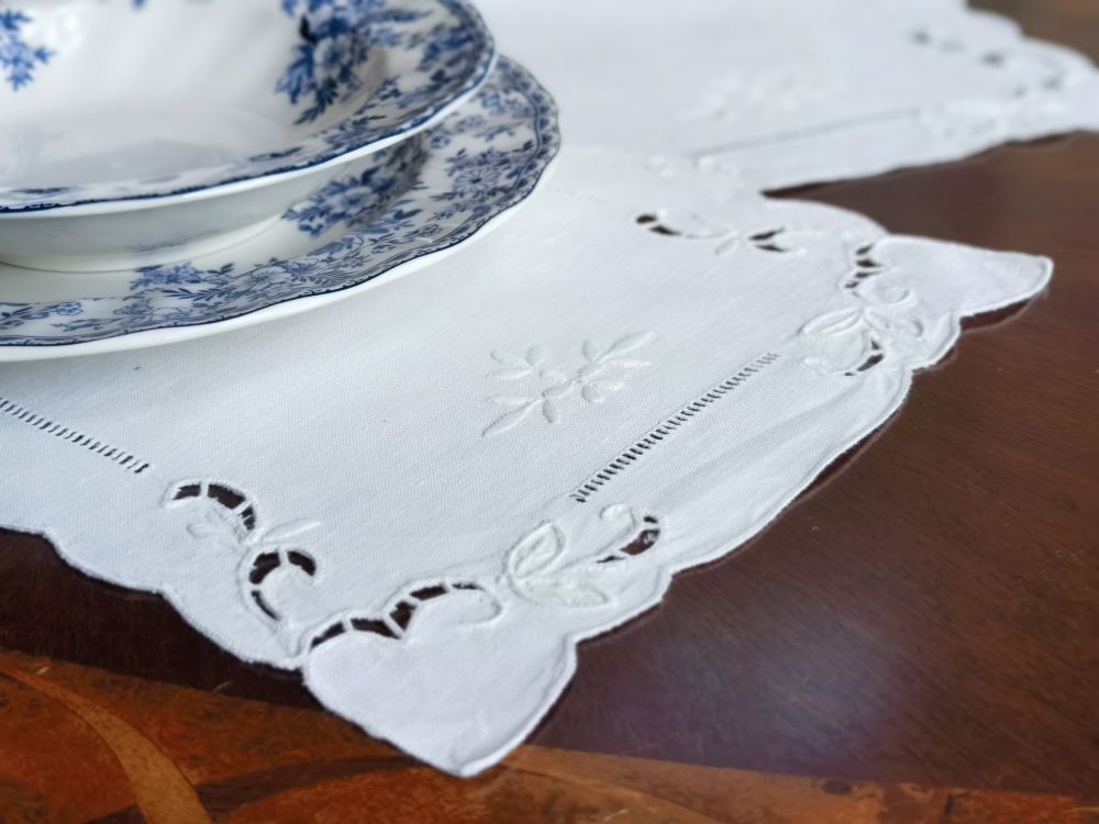 @Camellia Casa Handmade Embroi - Linen Table Runner 评论和价格