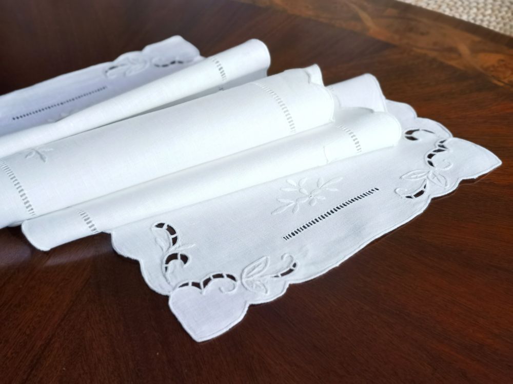 @Camellia Casa Handmade Embroi - Linen Table Runner 评论和价格